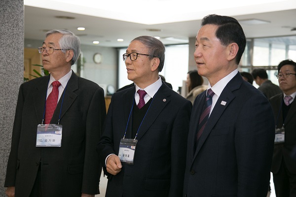 ▲ 김상곤 사회부총리 겸 교육부장관(우측)이 19일 충북대를 방문, 윤여표 총장(중앙)으로부터 대학 창업에 대한 설명을 듣고 있다.ⓒ충북대