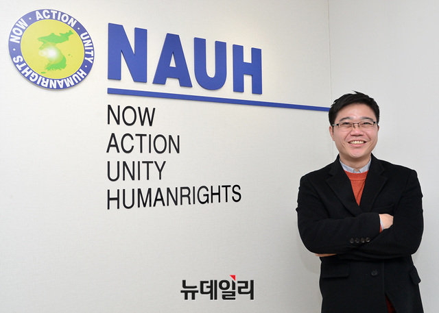 ▲ 서울 종로에 있는 사무실 앞에서 포즈를 취한 지성호 '나우(NAUH)' 대표. 밝은 표정이지만 북한에서 많은 고생을 했다 ⓒ공준표 뉴데일리 기자
