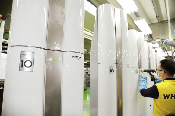 ▲ LG전자 직원들이 19일 경남 창원공장의 에어컨 생산라인에서 '휘센 씽큐 에어컨'을 생산하고 있는 모습. ⓒLG전자