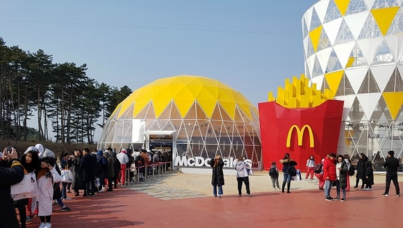 ▲ 맥도날드의 올림픽 기념 매장인 강릉 동계올림픽 파크 매장 안이 방문객들로 붐비고 있다.ⓒ맥도날드
