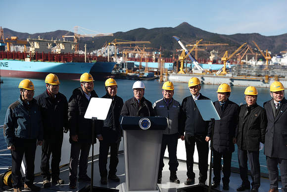 ▲ 문재인 대통령은 지난달 3일 대우조선해양을 찾아 공공발주 지원 등을 발표했다.  ⓒ 청와대