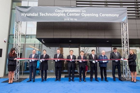 ▲ 현대일렉트릭 헝가리기술센터 개소식에서 참석자들이 축하하고 있다.(사진 왼쪽 두번째부터 정기선 현대로보틱스 경영지원실장, 마칭코 졸탄(Maszingko Zoltan) 헝가리 경제부 차관, 주영걸 현대일렉트릭 사장, 최규식 주 헝가리 대사, 김성락 현대일렉트릭 부사장)ⓒ현대중공업