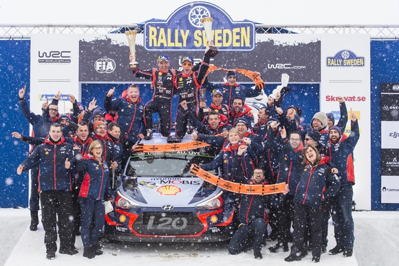 ▲ 2018 WRC 스웨덴 랠리에서 시상대에서 현대 월드랠리팀 선수 및 관계자들의 기념사진을 찍고 있다.ⓒ현대자동차