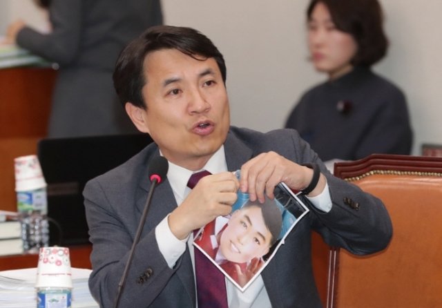 ▲ 자유한국당 김진태 의원이 20일
 국회 법제사법위원회 전체회의에서 '김일성 가면'을 찢었다. ⓒ연합뉴스