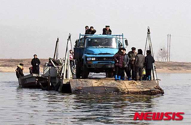 ▲ 中단둥에서 생필품을 사서 돌아가는 북한 주민들. 최근 김정은 정권은 북한 주민들의 주머니를 털고 있다고 한다. ⓒ뉴시스. 무단전재 및 재배포 금지.
