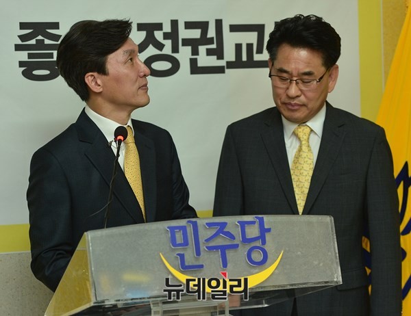 ▲ 강신성 대한봅슬레이스켈레톤연맹 회장(사진 오른쪽)이 김민석 민주연구원장과 함께 구 마포민주당 당시 새로운시작위원회 관련 행사를 진행하고 있다. ⓒ뉴데일리 정상윤 기자