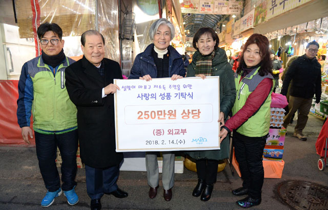 ▲ 지난 14일 서울 마포구 망원동 월드컵 재래시장을 찾은 강경화 외교장관. 같은 시간 세계 각국은 자국의 외교안보정책을 선전하기 위해 독일 뮌헨으로 향하고 있었다. ⓒ외교부 제공.