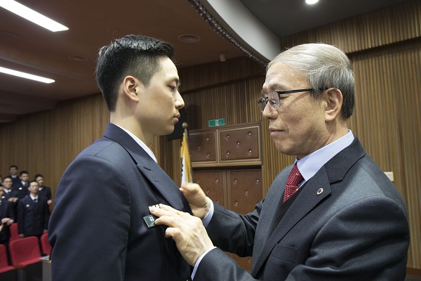 ▲ 윤여표 총장이 학군단 대표학생에게 임관 배지를 달아주고 있다.ⓒ충북대