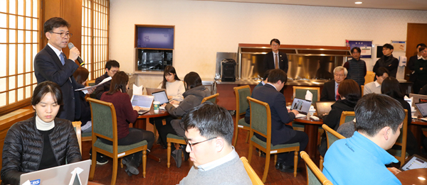 ▲ 홍장표 청와대 경제 수석이 20일
 청와대 춘추관에서 기자간담회를 하고 있다. ⓒ뉴시스 DB