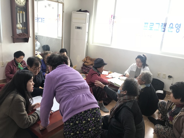 ▲ 군위군 보건소(소장 김명이)가 4월말까지 추진중인 ‘건강보듬마을’이 지역민의 호응을 얻고 있다. 사진은 마을 회관을 찾아 질환에 대한 강의를 하는 장면.ⓒ군위군보건소