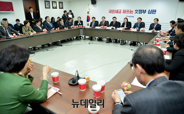 지난해 12월 자유한국당 원내대표 후보자들이 초선의원들과 토론회를 했다. ⓒ뉴데일리 공준표 기자