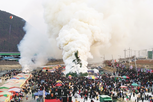 ▲ 청도군은 3월 2일 청도천 둔치에서 군민 안녕과 풍년농사를 기원하는 정월대보름 민속한마당행사를 개최한다.ⓒ청도군