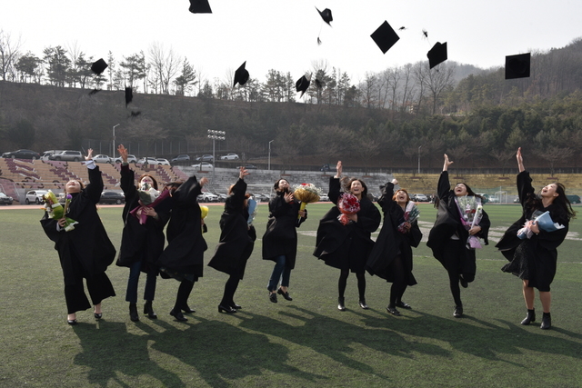 대구한의대학교는 20일 오전 기린체육관에서 2017학년도 학위수여식을 개최했다. 여학생이 졸업을 자축하고 있다.ⓒ대구한의대