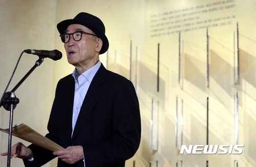 ▲ 단국대 석좌교수로 2008년 임용된 후 10년가량 교단에 몸담았던 고은 시인이 최근 대학 측에 사직서를 제출했다. ⓒ뉴시스