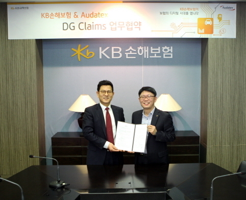 ▲ KB손해보험 자동차보험부문장 이평로 상무(왼쪽)와 아우다텍스코리아 정수천 한국지사장(좌측)이 업무협약 체결 후 기념사진을 촬영하고 있다.ⓒKB손해보험