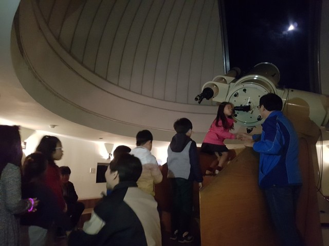 ▲ 508mm대형망원경으로 달을 관측하는 모습.ⓒ예천천문우주센터