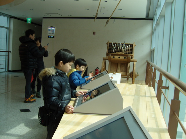 ▲ 최무선과학관 2층로비에 마련된 최무선알기 퀴즈풀이· 25인 과학자알기에서 어린이들이 체험을 하고 있다.ⓒ영천시