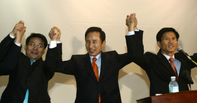 ▲ 자유한국당 차명진 전 의원(사진
 왼쪽)이 이명박 전 대통령, 김문수 전 경기도지사와 손을 맞잡고 있다(자료사진). ⓒ뉴시스 사진DB