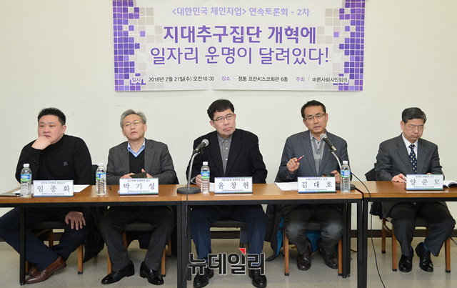 ▲ 왼쪽부터 임종화 경기대 무역학과 교수, 박기성 성신여대 경제학과 교수, 윤창현 서울시립대 경영학과 교수, 김대호 사회디자인연구소장, 양준모 연세대 정경대학 교수 ⓒ 뉴데일리 공준표