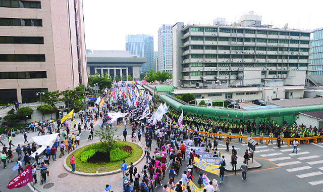 ▲ 2017년 6월 25일 '사드' 배치에 반대하는 단체들이 벌인 주한 美대사관 포위 시위 모습. ⓒ뉴시스. 무단전재 및 재배포 금지.