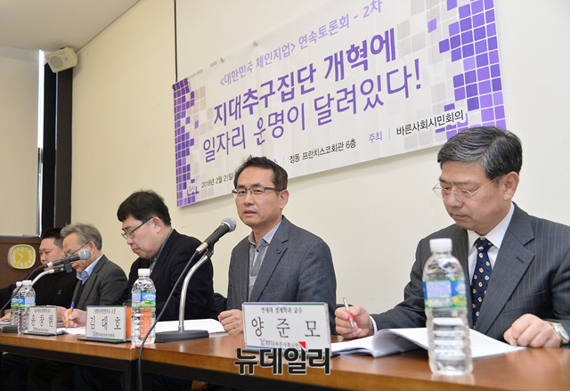 ▲ 바른사회시민회의가 21일 서울 중구 프란치스코 교육회관에서 '지대추구집단 개혁에 일자리 운명이 달려있다!'를 주제로 토론회를 진행했다. 왼쪽부터 임종화 경기대 무역학과 겸임교수, 박기성 성신여대 경제학과 교수, 윤창현 서울시립대 경영학과 교수, 김대호 사회디자인연구소 소장, 양준모 연세대 경제학과 교수. ⓒ뉴데일리 공준표 사진기자