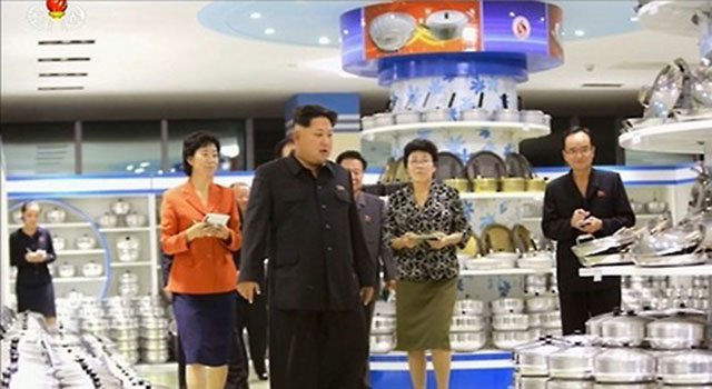 ▲ 북한의 백화점 '창광상점'을 찾은 김정은. 북한에서는 북한 돈보다 외화, 특히 달러가 대접을 받는다고 한다. ⓒ연합뉴스. 무단전재 및 재배포 금지.