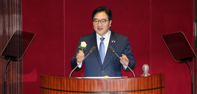 ▲ 31일 오전 서울 여의도 국회 본회의장에서 열린 제356회 국회(임시회) 제2차 본회의에 참석한 더불어민주당 우원식 원내대표가 국정에 관한 교섭단체 대표연설에 앞서 여검사 성추행 관련 발언을 하며 흰 장미를 들어보이고 있다. ⓒ뉴시스