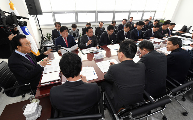 ▲ 경북도는 김관용 경북도지사를 비롯해 김장주 행정부지사, 우병윤 경제부지사, 김순견 정무실장 등 간부공무원이 21일 신청사에서 첫 확대간부회의를 갖고 있다.ⓒ경북도