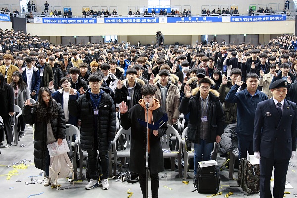 ▲ 청주대 입학식이 21일 열린 가운데 신입생 대표 간호학과 박규호 학생이 선서를 하고 있다.ⓒ청주대