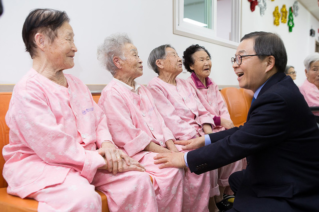 ▲ 남유진 자유한국당 경북지사 예비후보가 21일 민생투어프로젝트 ‘남행열차’4일차를 맞아 영양을 찾아 ‘월5만원 약재비 지원’ 공약을 발표했다. 사진은 최근 설을 맞아 사회복지시설을 방문한 장면.ⓒ남 예비후보 측