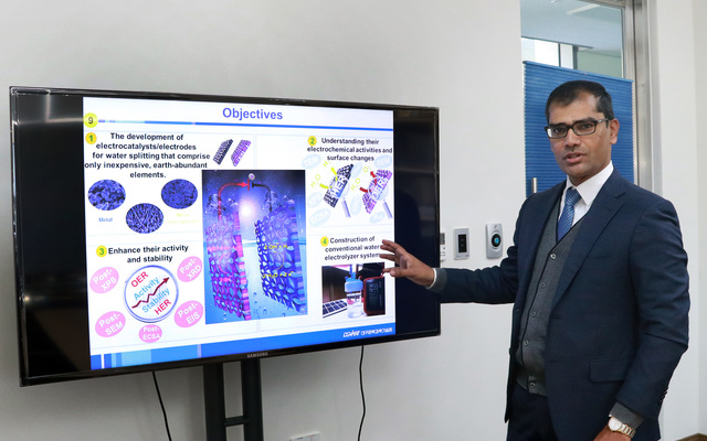 ▲ DGIST 에너지공학전공 상가라주 샨무감 교수가 물 전기분해를 위한 금속성 양극 촉매에 대해 설명하고 있다.ⓒDGIST
