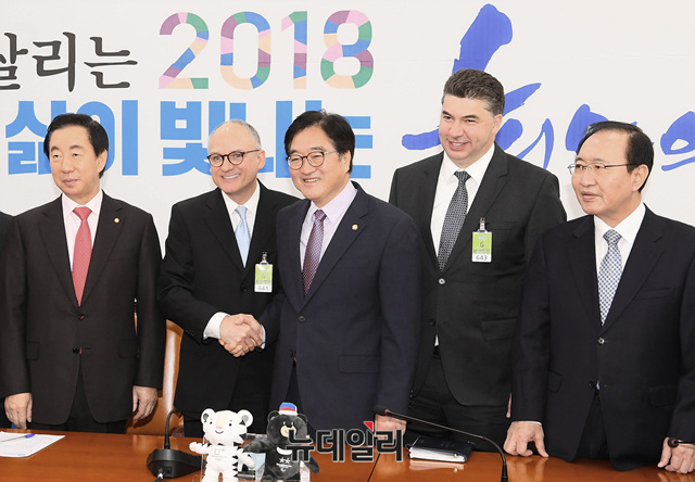 ▲ 베리 앵글 GM(General Motors) 총괄 부사장이 20일 오전 국회에서 열린 '더불어민주당 한국GM 대책 TF 위원회 면담'에 앞서 우원식 원내대표와 악수를 나누고 있다. ⓒ뉴데일리 공준표 기자