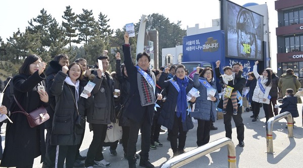 ▲ 강릉 커피거리에서 ‘세종시=행정수도’ 홍보활동에 세종시의회 나선 행정수도완성개헌특위 위원들.ⓒ세종시의회