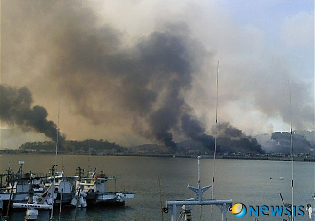 ▲ 2010년 11월 23일 오후 2시 30분 경에 일어난 북한군 4군단의 연평도 포격 도발 당시 모습. 해병대 장병과 민간인 사상자가 발생했다. ⓒ뉴시스. 무단전재 및 재배포 금지.