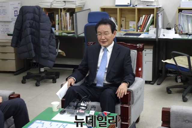 ▲ 더불어민주당 변재일 신임 충북도당위원장은 22일 충북도 기자실에서 여당 현역의원 출마자제론에 대해 언급하고 있다.ⓒ이민기 기자