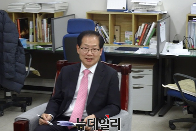 더불어민주당 오세제 의원이 22일 충북도 기자실에서 새로운 도정의 필요성을 말하고 있다.ⓒ이민기 기자