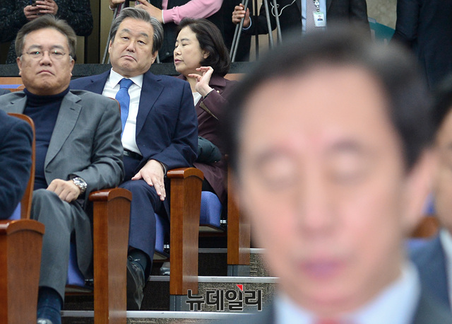 ▲ 자유한국당 김무성 전 대표최고위원이 22일 의원총회에 참석해 김성태 원내대표 방향을 응시하고 있다. 앞 좌석에는 김무성 전 대표와 열린토론, 미래를 함께 하고 있는 정진석 전 원내대표의 모습. ⓒ뉴데일리 공준표 기자