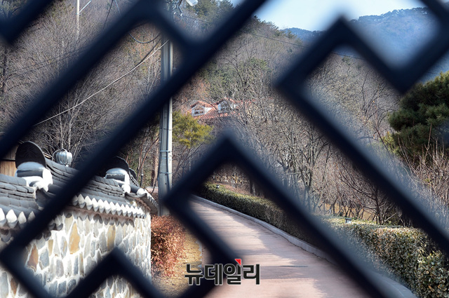 ▲ 22일 오전 경기도 수원시 장안구 문화향수의집이 철문 너머로 보이고 있다. ⓒ뉴데일리 공준표 사진기자