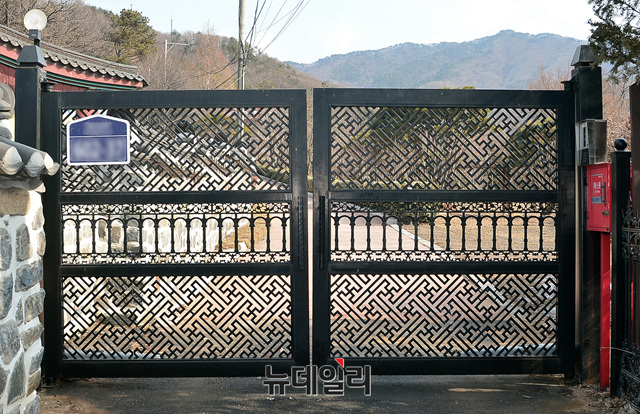 ▲ 고은의 집필공간인 문화향수의집으로 향하는 길목은 이 철문에 의해 막혀 있었다. ⓒ뉴데일리 공준표 사진기자