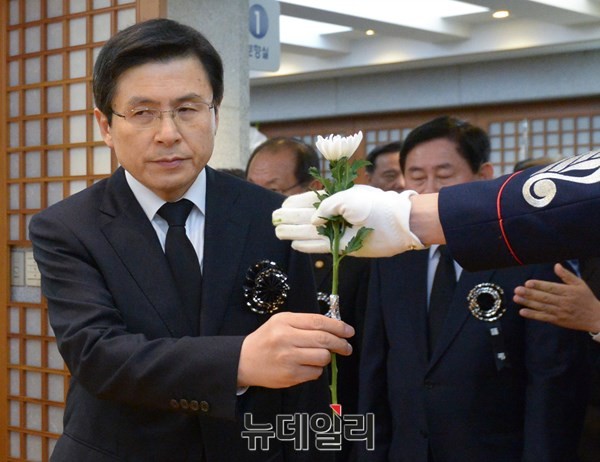 ▲ 황교안 전 국무총리가 김영삼 전 대통령의 빈소를 방문해 조의를 표하고 있다. 김영삼 전 대통령은 1995년 지방선거에서 초대 민선 서울시장의 집권여당 후보로 정원식 전 국무총리를 내세웠으나 3등을 하면서 완패했다. ⓒ뉴데일리 이종현 기자