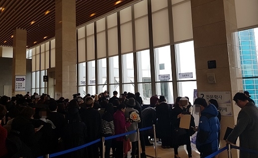 ▲ 22일 서울 서초구 더케이호텔에서 열린 '2018년 학점은행제·독학학위제 학위수여식'에서 성인학습자들이 학위증을 수령하기 위해 자신의 순서를 기다리고 있다. ⓒ뉴데일리 류용환 기자