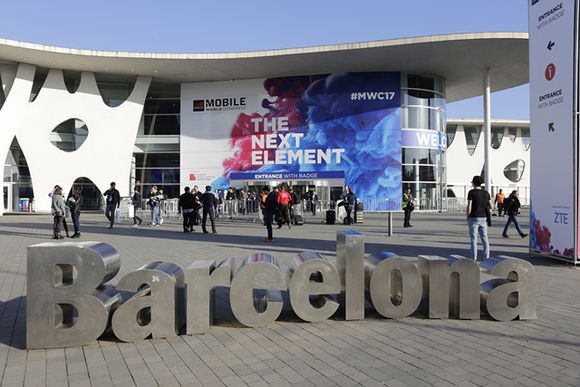 MWC 2018이 오는 26일 스페인 바르셀로나에서 열린다. 이번 전시회에는 2300여개 업체들이 참가해 10만8000명의 관람객을 맞이할 전망이다. 사진은 지난해 열린 MWC 2017 전경. ⓒGSMA