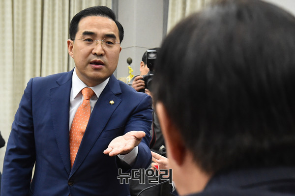 ▲ 더불어민주당 박홍근 원내수석부대표가 운영위 진행에 항의하기 위해, 위원장석 앞으로 뛰쳐나와 발언하고 있다(자료사진). ⓒ뉴데일리 이종현 기자