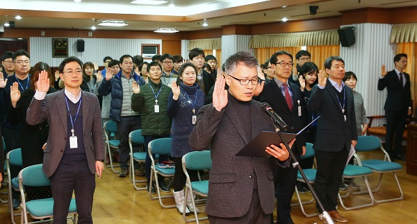 ▲ 23일 유성구청 대회의실에서 열린 ‘공무원 지방선거 중립 결의대회’에서 온천2동 황득연 총괄담당이 공무원을 대표해 결의문을 낭독하고 있다.ⓒ대전 유성구청
