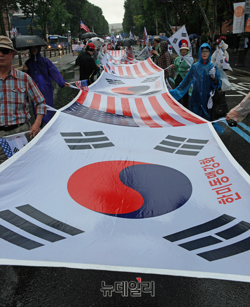 ▲ 지난해 8월 15일 광복절을 맞아 우파 시민들이 태극기를 들고 거리로 나왔다. ⓒ뉴데일리 DB