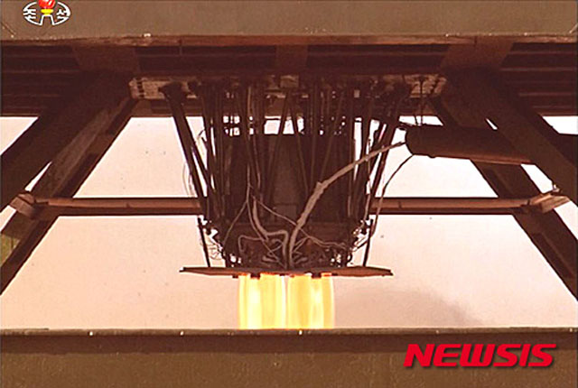 ▲ 2016년 4월 북한이 동창리 서해 발사장에서 신형 로켓 엔진을 시험했다고 주장했을 당시 선전매체에 공개한 사진. ⓒ뉴시스. 무단전재 및 재배포 금지.