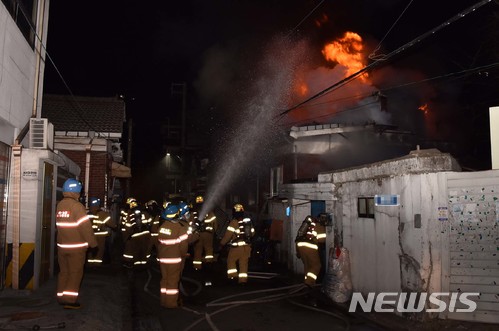 ▲ 지난 11일 서울 노원구 주택가에서 발생한 화재를 소방대원들이 진압하고 있다. ⓒ뉴시스