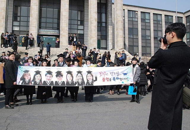 ▲ 23일 경북대 전기 학위수여식을 맞아 졸업생들이 본관앞에서 기념촬영을 하고 있다.ⓒ경북대학교