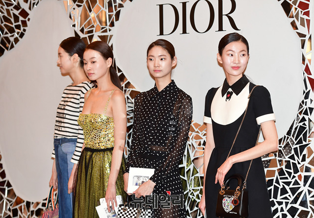 ▲ 팝업스토어 오픈을 알리는 모델들 ⓒ뉴데일리 정상윤