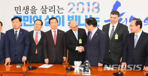 ▲ 베리 앵글 GM본사 해외부문 사장이 국회를 찾아 여야 의원들과 만나고 있다. ⓒ 뉴시스